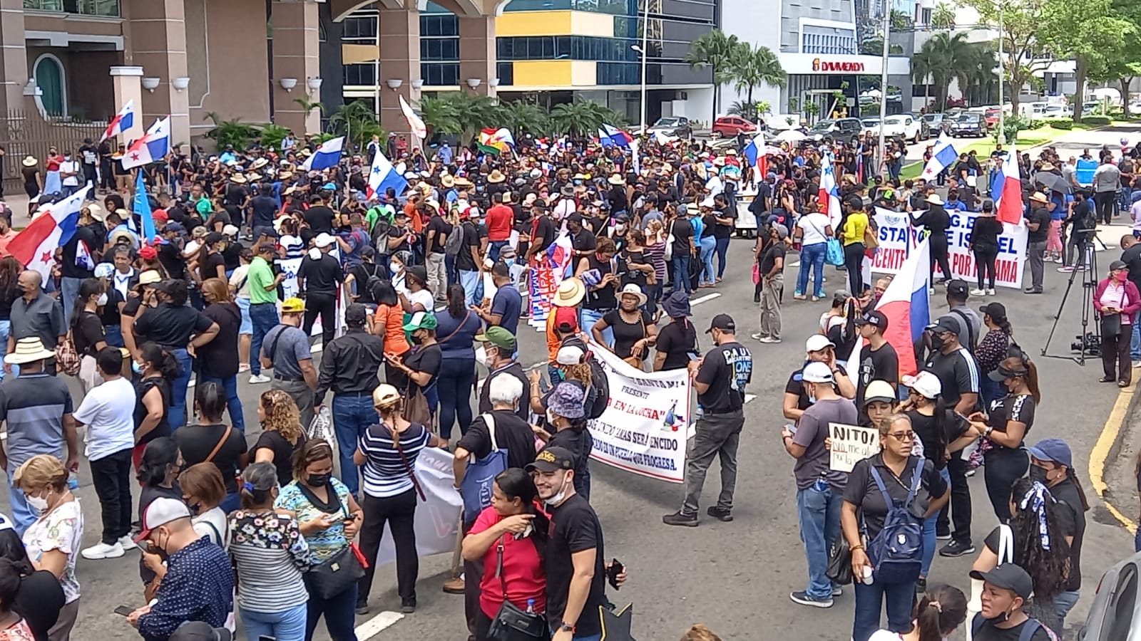 Este viernes, la protesta de los educadores se efectuó en la Contraloría, entidad que publica el comportamiento de la inflación. Foto: Víctor Arosemena