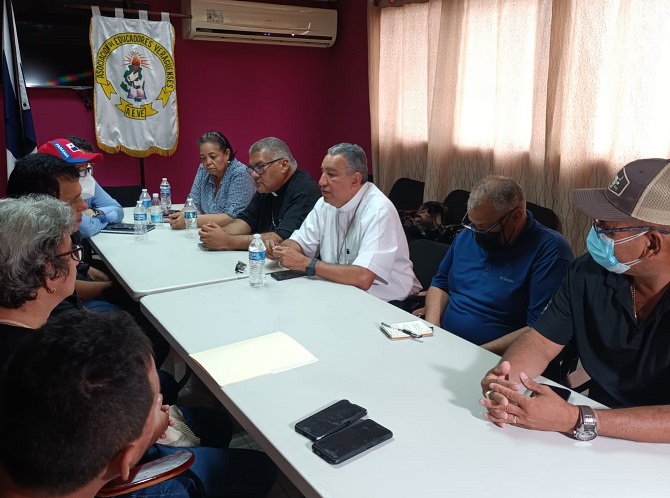 El Monseñor José Domingo Ulloa, reunido con los docentes en la sede de la AEVE. Foto: Melquiades Vásquez 