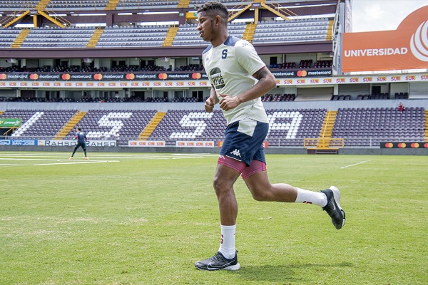 Fidel Escobar entrena en el estadio Ricardo Saprissa. Foto: Twitter