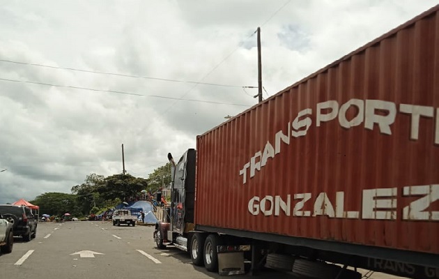 El camión de la compañía Moderna Comercial, S.A. se encontraba varado desde el pasado 13 de julio en el sector de San Félix, donde grupos originarios mantienen un cierre indefinido de vías. Foto. Idaan