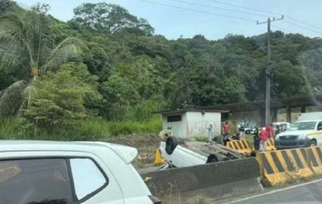 Del impacto, el vehículo dañado terminó volcado. Foto. Cortesía