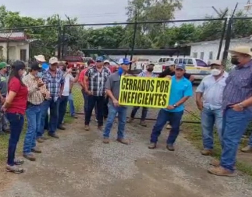 Los productores colocaron cadena y candado a la entrada. Foto: Thays Domínguez