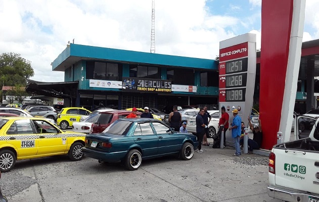 Mientras las carreteras sigan cerradas, los carros cisternas no podrán llegar hasta la refinería, para volver a Chiriquí. Foto. José Vásquez