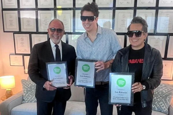 Emilio Estefan junto a Los Rabanes. Foto: Instagram / @losrabanes