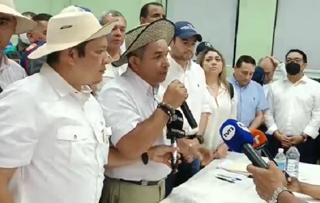 Se llevó a cabo una asamblea en las instalaciones de AEVE y las bases decidieron romper el documento. 