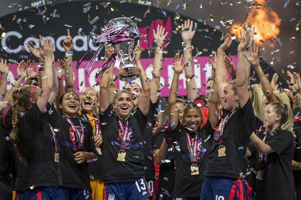 Juadoras del equipo femenino de Estados Unidos festejan el título de la Concacaf. Foto: EFE