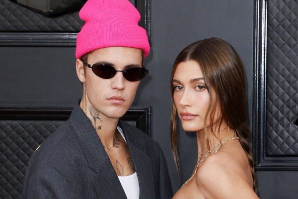 Justin Bieber y la modelo estadounidense Hailey Bieber. Foto: EFE / David Swanson