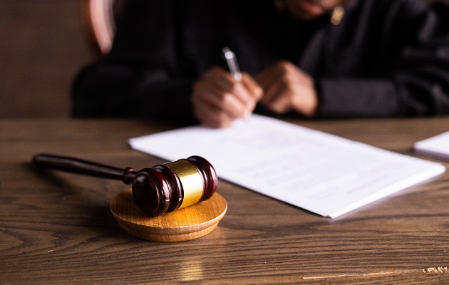 El uniformado enfrenta cargos por delito de homicidio culposo agravado. Foto: Pexels