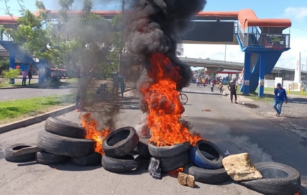 Los manifestantes procedieron a quemar llantas. Foto: Melquiades Vásquez 