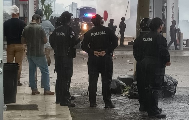 Se dieron enfrentamientos con piedras y gases lacrimógenos. Foto: Melquiades Vásquez