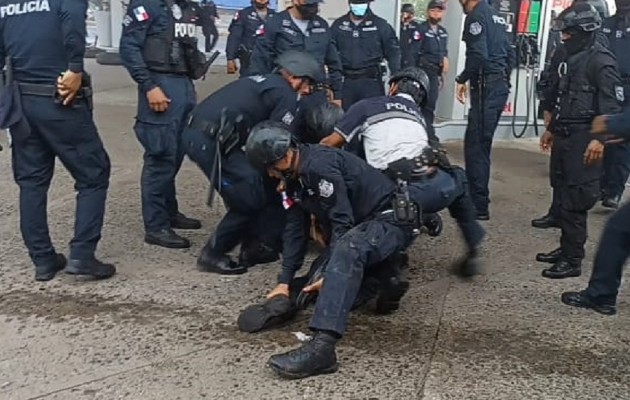 La Policía cuando procede a arrestar a un manifestante. Foto: Melquiades Vásquez