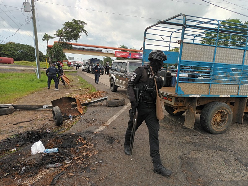 La Policía Nacional procede a desalojar a los manifestantes. Foto: Melquiades Vásquez 