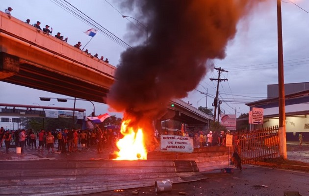 Los participantes de la protesta quemaron neumáticos. Foto: Melquiades Vásquez
