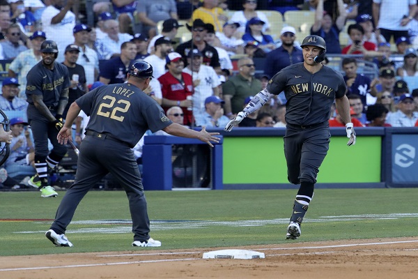  Giancarlo Stanton (der.) festeja con Omar Lopez  su jonrón. Foto: EFE 