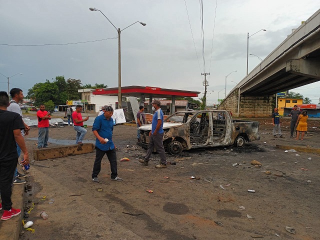 Un patrulla de la Policía Nacional fue vandalizado. Foto: Melquiades Vásquez 