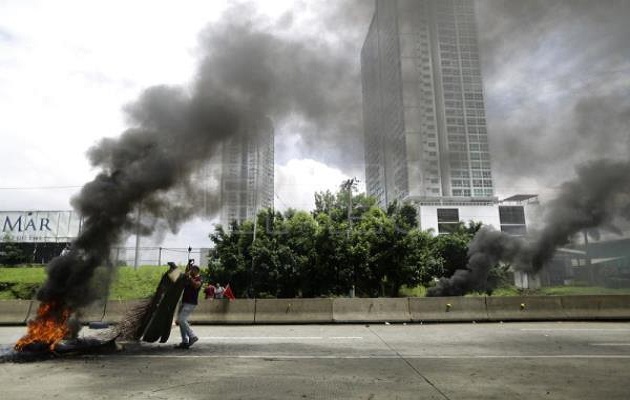 Bomba de humo humeante en la carretera durante la acción de protesta