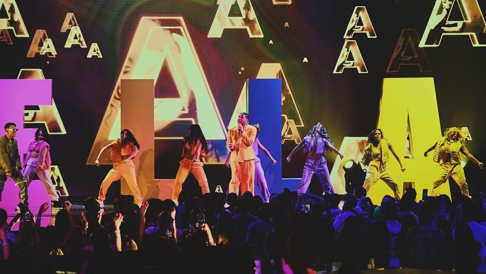 'Boza' en la tarima de Premios Juventud 2022. Foto: Instagram