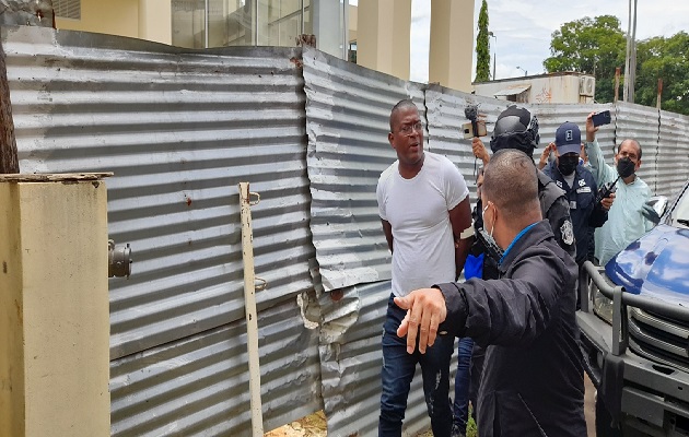 Manuel Murillo, al momento de su traslado, solo se limitó a pedir la rebaja del combustible, evadiendo los cuestionamientos de los periodistas sobre lo ocurrido con los productores. Foto. José Vásquez