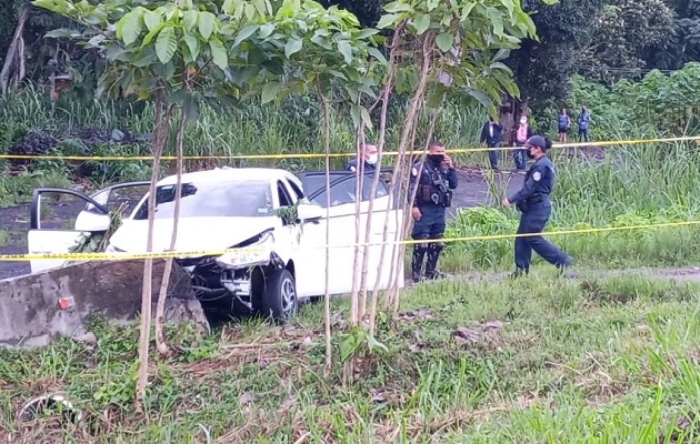 Personal del Ministerio Público (MP) ubicaron dentro del automóvil en que viajaban las víctimas una pistola. Foto. Eric Montenegro