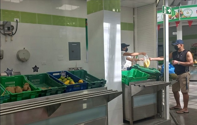 Algunos locales aún se encuentran cerrados por falta de productos, mientras que los vendedores esperan mayor afluencia de visitantes. Foto. Thays Domínguez