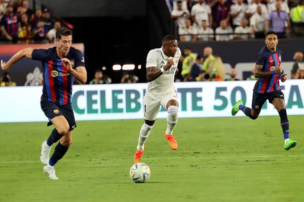 Robert Lewandowski (izq) y Raphinha (der) del Barcelona, junto a David Alaba de Real Madrid. Foto: EFE