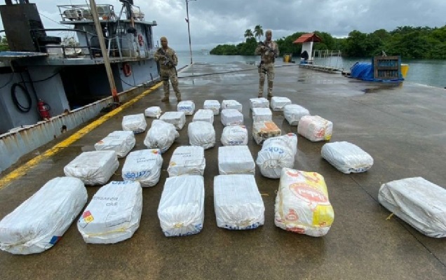 La droga estaba dentro de sacos color blanco, los cuales fueron trasladados a la base del Senan, en Sherman, Cristóbal, Colón, para ser custodiada, al igual que la lancha rápida que llevaba la carga ilícita.