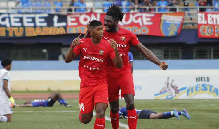 Leonel Tejada de Plaza Amador festeja su gol junto a Manuel Gamboa (der.). Foto:@cdplazaamador