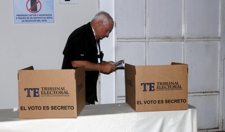 Ricardo Martinelli, presidente del Partido Realizando Metas ejerciendo su voto. Víctor Arosemena.
