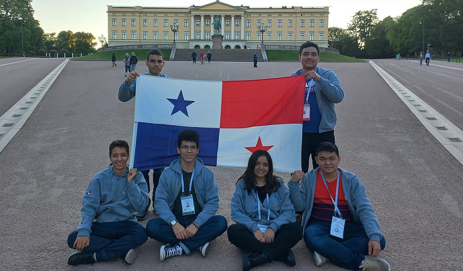 Eidrian Pérez, Adrian Frauca, Ana Maza y Jorge Liu (sentados); acompañados de Luis Gabriel Peña y Leonel Castillo, cooordinadores de la delegación panameña en la LXIII Olimpiada Internacional de Matemática. Cortesía