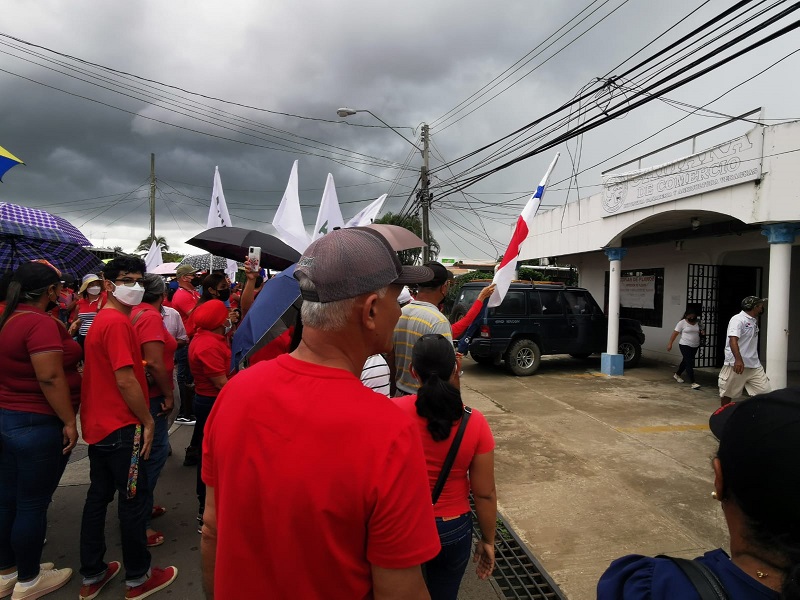 Docentes veragüenses frente a la sede de la Cámara de Comercio en Santiago. Foto: Melquiades Vásquez