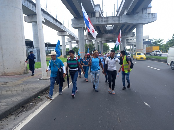 Los indígenas y simpatizantes iniciaron su marcha en el puente sobre el río Pacora. Foto: Francisco Paz