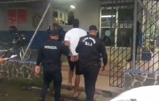 El ciudadano aprehendido se encontraba oculto en una residencia, la cual fue objeto de registro y allanamiento por parte de las autoridades. Foto. Eric Montenegro