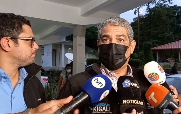 Luis Francisco Sucre durante un receso de la mesa única de diálogo. Foto: KL