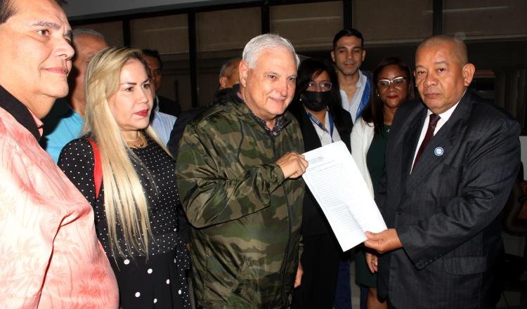 Ricardo Martinelli acudió al Tribunal Electoral junto a un grupo de simpatizante. Víctor Arosemena