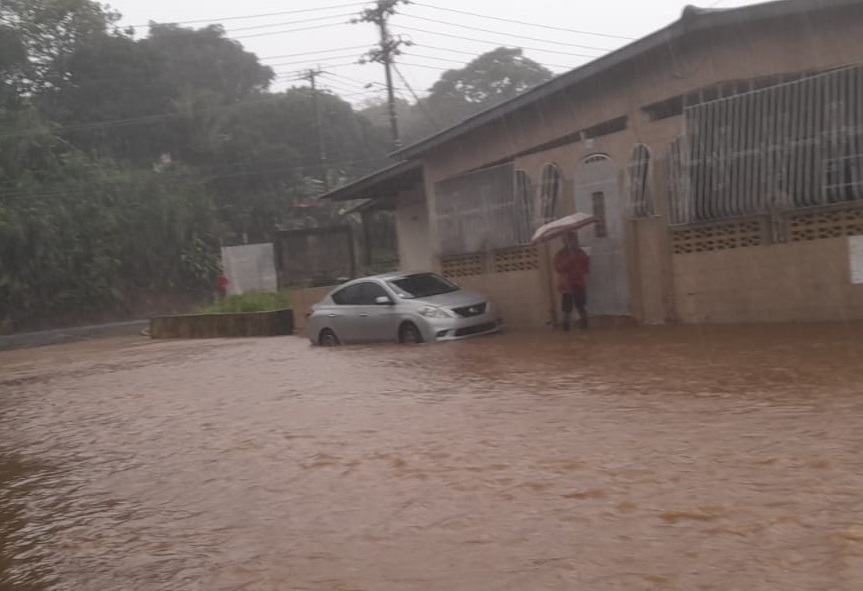 Muchas casas y locales comerciales se vieron afectados, con el ingreso de las aguas.Foto: Diomedes Sánchez 