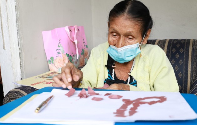 Felipa Ruiz, una orgullosa coclesana de 104 años que aprendió a leer y escribir con la ayuda de su nieta. Foto: Cortesía