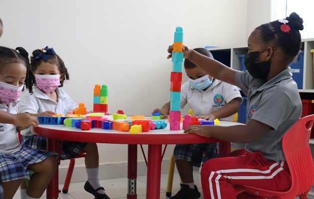 ninos-aprendizaje-panama.jpg Adelayne Ponce es una niña de 3 años que juega, se divierte y aprende cosas nuevas en el Caipi. Foto: Mides