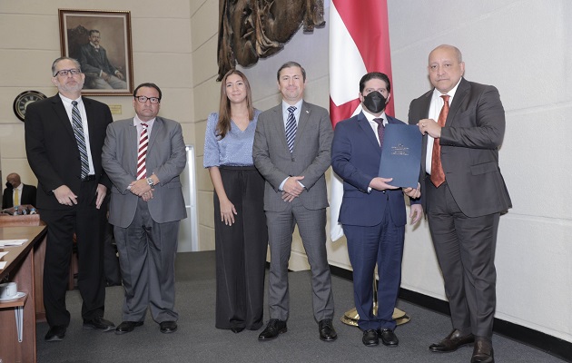 El ministro Federico Alfaro acudió este lunes a la Asamblea Nacional. Foto: AN