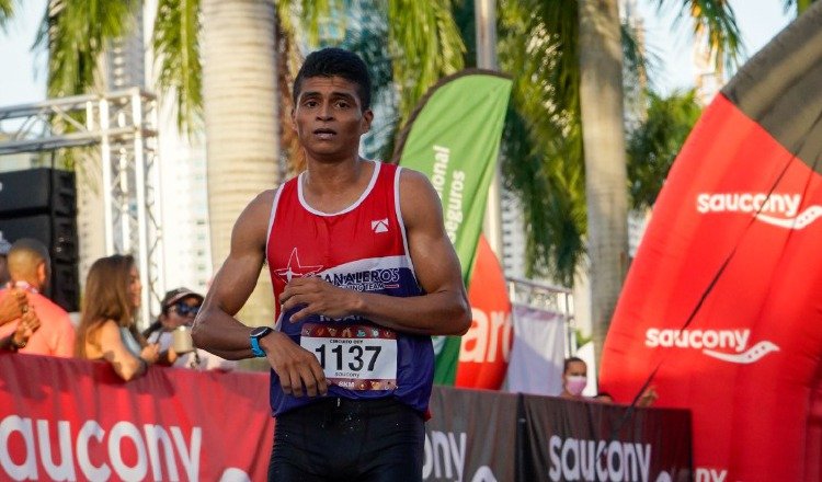 Edwin Rodríguez, subió a lo más alto del podium. Alan Diamond/TOY CORRIENDO