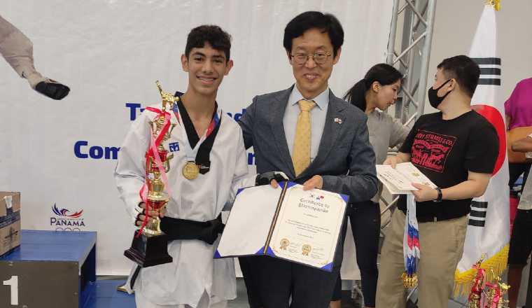 Edgardo Pastor Correa, taekwondo (izq.) en la Copa Embajador de Corea del Sur. Foto: Cortesía