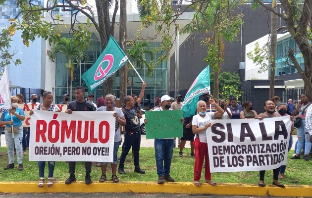 Los dirigentes de Cambio Democrático protestan en su bufete de abogados, ubicado en Costa del Este. Foto: Víctor Arosemena