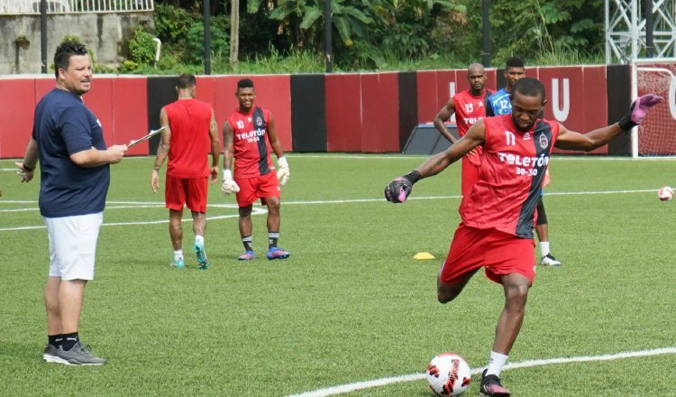 Felipe Borowsky (izq.) en los entrenamientos del Sporting. Foto: @sportingsmfc