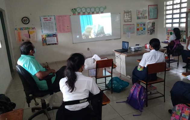 La escuela Manuel Jaén debe economizar la luz de la planta para que los estudiantes se integren a la tecnología. Foto: Cortesía