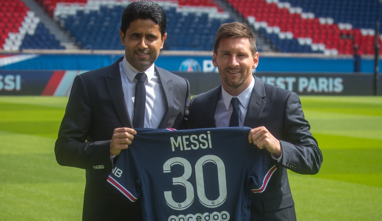Nasser Al-Khelaifi (izq.) y Lionel Messi. Foto:EFE