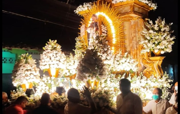 Las celebraciones en honor a Santo Domingo de Guzmán, han sido muy concurridas, incluyendo la procesión, la y los tradicionales fuegos artificiales. Foto. Thays Domínguez