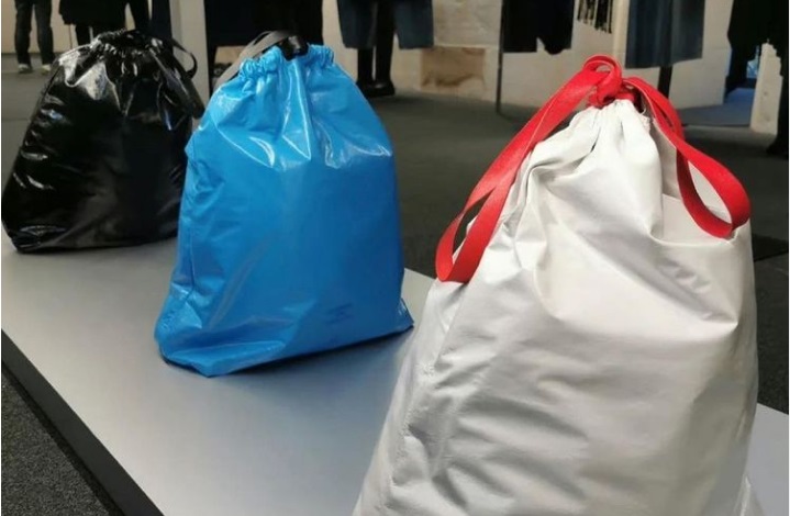 'The Trash Pouch' de Balenciaga está 'inspirado en una bolsa de basura'. Foto: @ighsnobiety