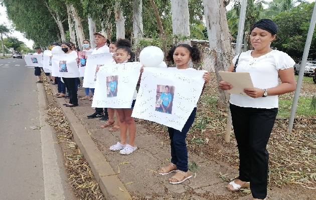 A una semana de la muerte de Wilberto Alvarado Barrera, quien falleció tras ser impactado por un vehículo en la vía circunvalación interna de Chitré, sus familiares decidieron volver al lugar del accidente y elevar su voz de protesta. Foto, Thays Domínguez