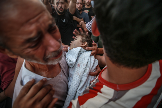 El abuelo del niño Alaa Qadoum, de cinco años, llora mientras carga su cuerpo durante su funeral. Foto:EFE