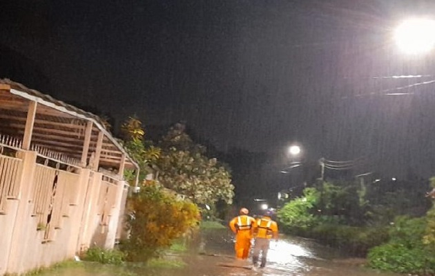 Los funcionarios de la entidad, también realizan inspecciones técnicas por un deslizamiento de tierra en el sector sur de David hacia la urbanización los Jardines de San Cristóbal. Foto. Sinaproc