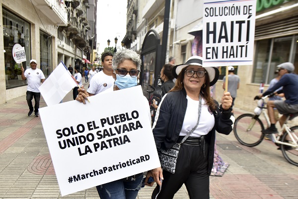 En República Dominicana manifestantes protestaron para que la comunidad internacional intervenga en Haití. Foto: EFE